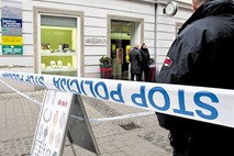 Oborožen rop v Mariboru: stranki urarne prislonil pištolo k glavi 