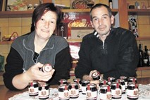 Na Mavričevi kmetiji v Kojskem so skuhali eno sladko štorijo iz češnjeve marmelade