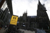 Množični silvestrski spolni napadi na ženske v Kölnu šokirali Nemce