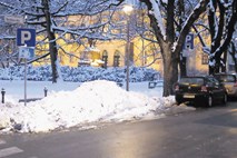Zaradi spluženega snega invalidi v Tomšičevi ulici ne morejo parkirati