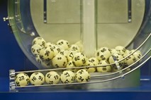 Vročica stomilijonskega loterijskega vikenda: v Britaniji dva multimilijonarja več