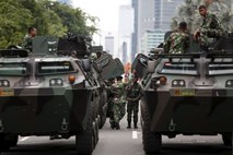 V terorističnih napadih v Džakarti umrlo najmanj sedem ljudi, odgovornost prevzela IS