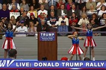 Hvalnica, ki jo Trumpu pojejo »dekleta svobode«, spominja na čaščenje Kim Jong Una in Putina