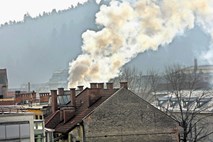 Za slab zrak krive tudi nove  peči: pri nas zrak med najbolj  onesnaženimi v Evropi