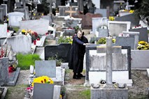Pogrebi na trg, pokopališča še naprej na plečih občin