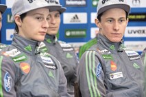Slovenski orli v Saporu dobro razpoloženi: Domen Prevc v kvalifikacijah postavil rekord skakalnice