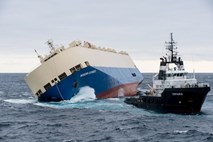 Reševalci v zadnjem trenutku preprečili trk tovorne ladje ob francosko obalo