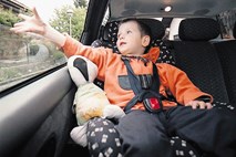 Otroci v avtu: največje bogastvo, vreščeče pošasti in vreče za krompir