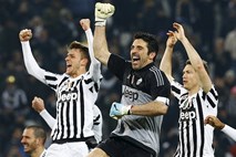 Juventus v slogu prvaka kljub neprepričljivi igri ugnal Napoli in zavzel vrh lestvice v serie A