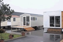 Adria Dom poleg mobilnih hišk stavi tudi na svoja nova produkta: luksuzni šotor in alpsko hišo