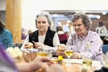 Na obisku v  Domu starejših občanov Fužine: Starost je žalost, a tudi  marsikaj drugega