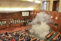Opozicija v kosovskem parlamentu dvakrat odvrgla solzivec in preprečila izvolitev predsednika države