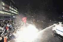 Bralce do oblasti kritičnega časnika pričakal smejoči se turški predsednik