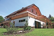 Zunanja preobrazba hiše v podeželskem slogu z lesom in drugimi naravnimi materiali