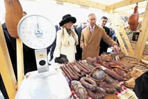 Princu Charlesu na Balkanu klobase, slivovka in ribji paprikaš