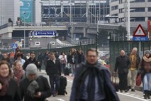 V treh eksplozijah v Bruslju številni mrtvi, odgovornost za napade je prevzela Islamska država