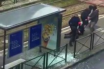 Ob začetku obsežne racije v Bruslju slišati eksplozije, policisti ustrelili moškega z nahrbtnikom
