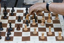 Magnus Carlsen bo šahovski naslov branil proti Sergeju Karjakinu