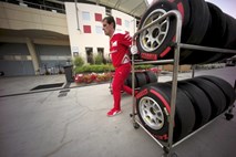 V Bahrajnu veliko oči uprtih v Ferrari; dirkače čaka poker s pnevmatikami in sklopko