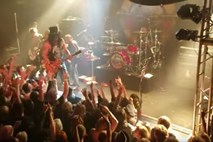 Guns N' Roses presenetili s predčasno združitvijo