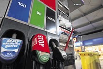 Komu koristi delna sprostitev cen goriv?