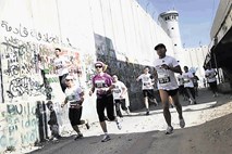 Maratonci ob simbolih okupacije