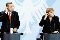 Turški predsednik Erdogan ne prenese satire – nad “prazna jajca” s tožbo