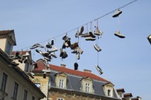 Zgodba letečih čevljev, ki visijo nad ulicami: praznovanje, kratkočasenje ali skrivna komunikacija?