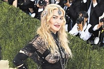 Rumene novice: Madonnina zadnjica kot politična izjava, Britney Spears uradno neprištevna