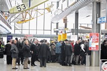 Zasebnost in terorizem: Zakaj nadlegovati letalske potnike, če gre terorist lahko na vlak?