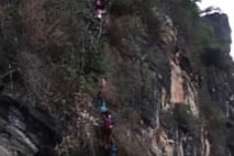 Najnevarnejša pot v šolo vodi prek 800 metrov visoke pečine