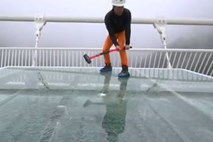 S kladivom nad plošče  najdaljšega steklenega mosta na svetu