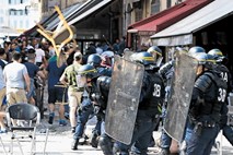 Francoska policija se bojuje na treh frontah