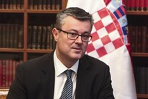 Hvraški premier Orešković odhaja, problemi ostajajo