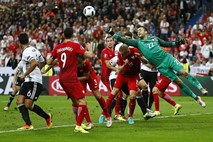 Namesto poslastice Nemci in Poljaki odigrali prvo tekmo brez golov na prvenstvu 