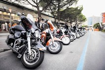 Harley Davidson: Goli v sedlu na Obali