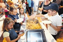 Če otroci v šoli sodelujejo pri pripravi jedilnika, manj hrane pristane v smeteh