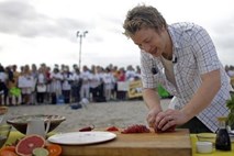 Trači: Jamie Oliver proti Johnsonu, osovražena Gwyneth Paltrow in Zuckerberg, ki je z »monstrumskim« zidom razjezil sosede