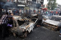 V enem najbolj krvavih terorističnih napadov v Bagdadu umrle celotne družine, gasilci so ogenj gasili več kot 12 ur