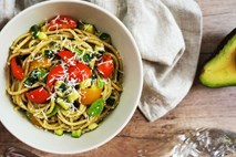 Špageti z bučko, avokadovo omako in paradižniki
