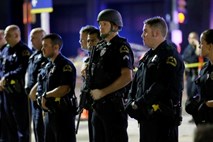V Dallasu pet policistov umrlo pod streli najmanj enega ostrostrelca, tarča so bili belci