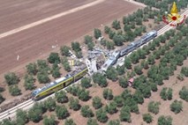 Po trčenju potniških vlakov v Italiji šteli mrtve in poškodovane