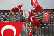 Erdogan želi Turčijo očistiti »virusov in metastaz«, napovedal uvedbo smrtne kazni