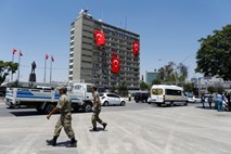 V Turčiji odstavili na tisoče policistov in uradnikov, v Carigradu v  glavo ustreljen podžupan