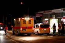 Mladi Afganistanec na Bavarskem s sekiro ranil pet potnikov na vlaku 