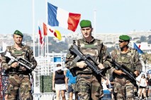 V Franciji podaljšali izredne razmere in še zaostrili varnostne ukrepe 