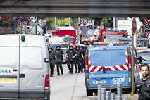 Teroristi spet udarili v Franciji, tokrat žrtev duhovnik