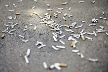 Javno podjetje Snaga na leto porabi približno 12.000 evrov za čiščenje odvrženih cigaretnih ogorkov