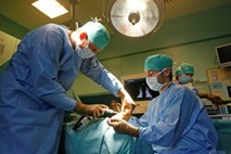 Vse proteze niso večne: spremljanje bolnikov po ortopedskih operacijah bi moralo postati obveza
