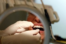 Dokazi o koristnosti nitkanja zob visijo na nitki